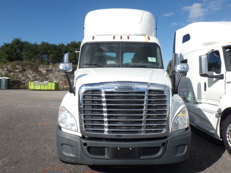 2017-freightliner-cascadia-125-image-2