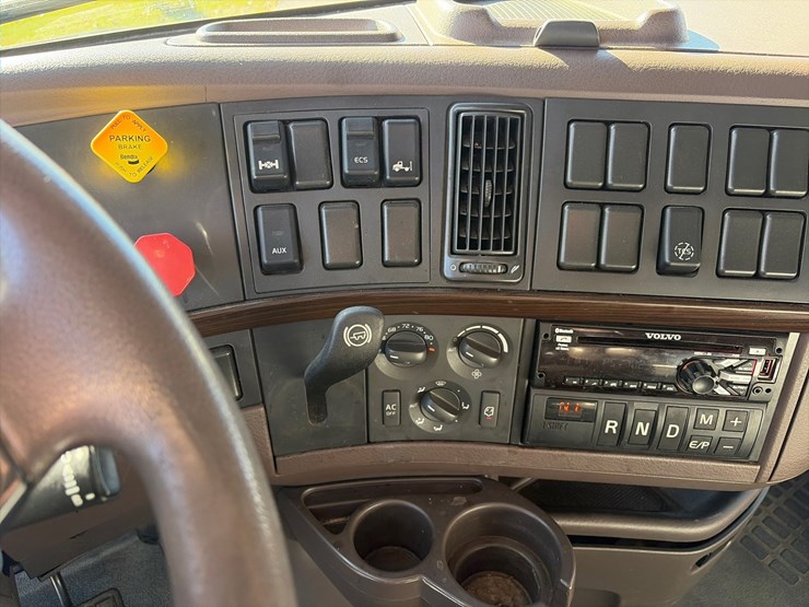 #1849-•-2015-volvo-vnl62-sleeper-cab-truck-tractor-image-53