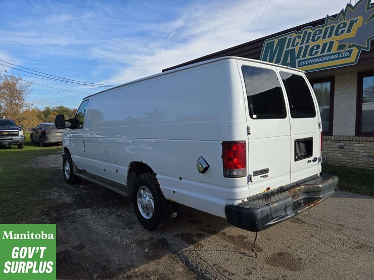 2013-ford-cargo-image-4