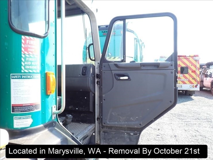 2016-peterbilt-320-image-9