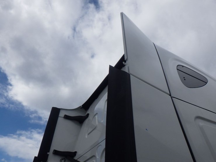 2023-freightliner-cascadia-126-image-5