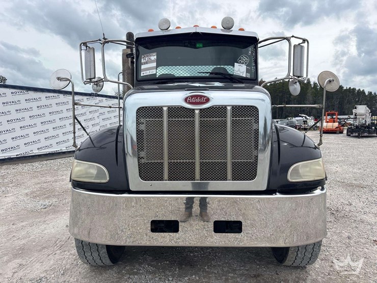 2015-peterbilt-348-image-36