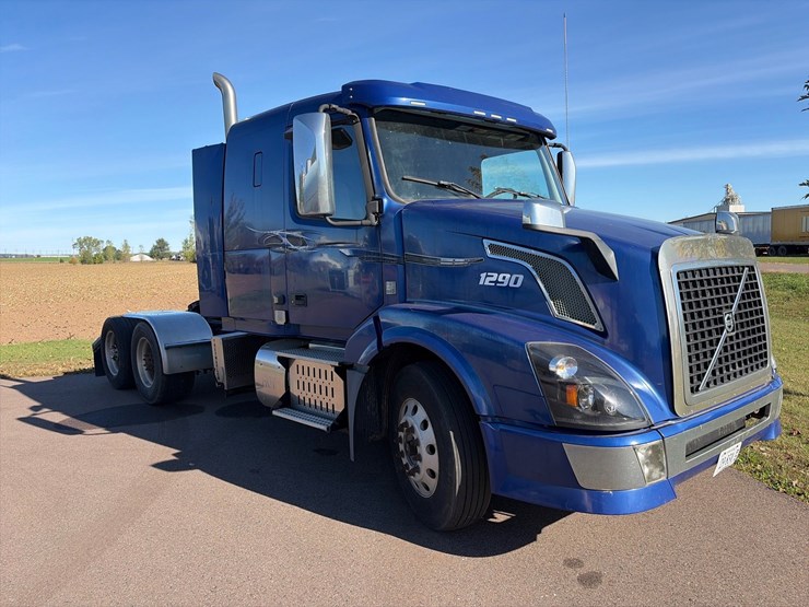 #1849-•-2015-volvo-vnl62-sleeper-cab-truck-tractor-image-3