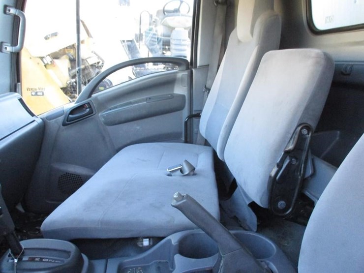 2016-isuzu-nqr-image-9