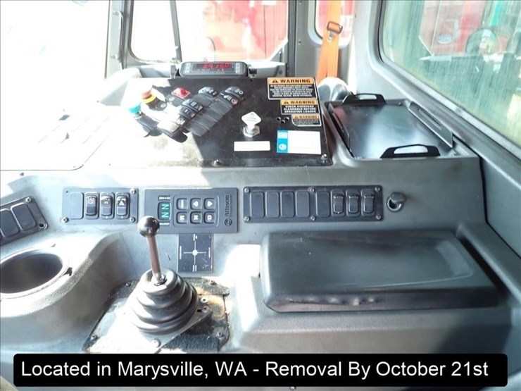2015-peterbilt-320-image-8