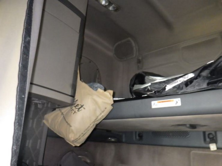 2010-freightliner-cascadia-125-image-25