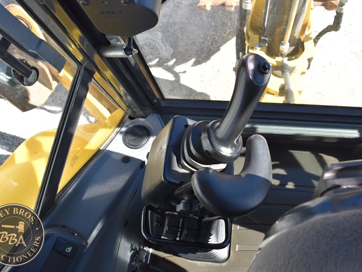 2013-new-holland-b110c-image-59