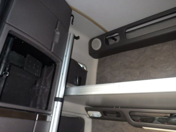 2016-volvo-vnl780-image-25