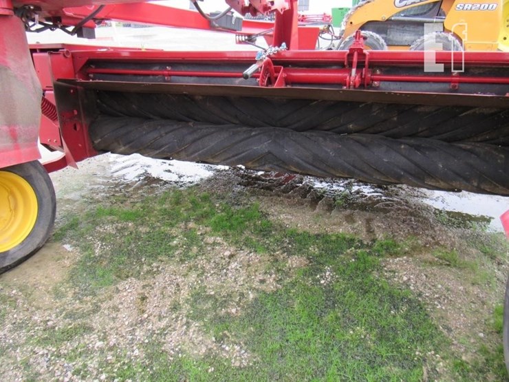 2019-new-holland-210-image-10