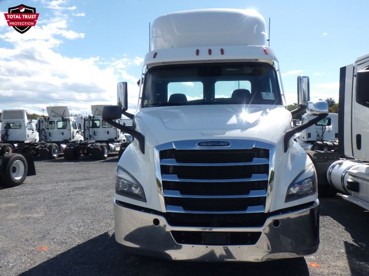 2021-freightliner-cascadia-126-image-2