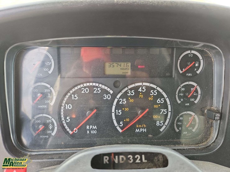 2005-freightliner-m2-106-image-25