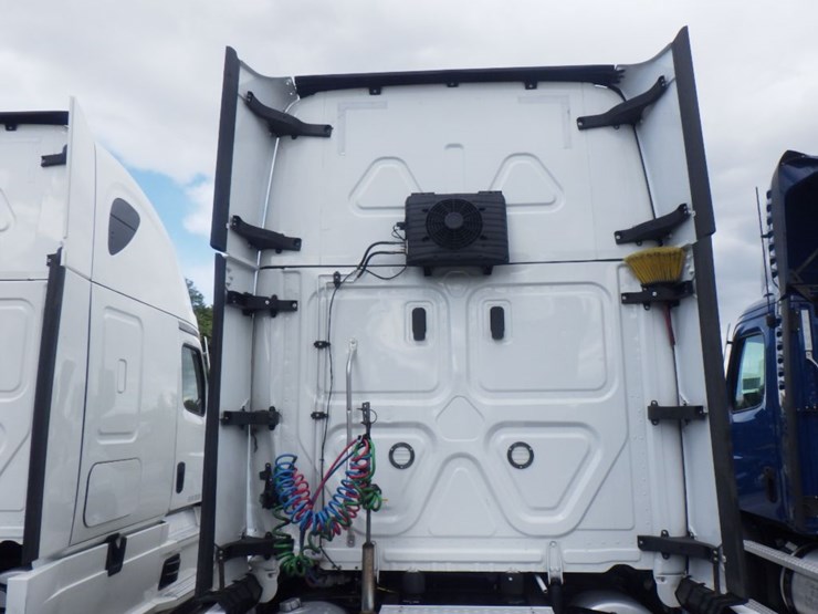 2022-freightliner-cascadia-126-image-12