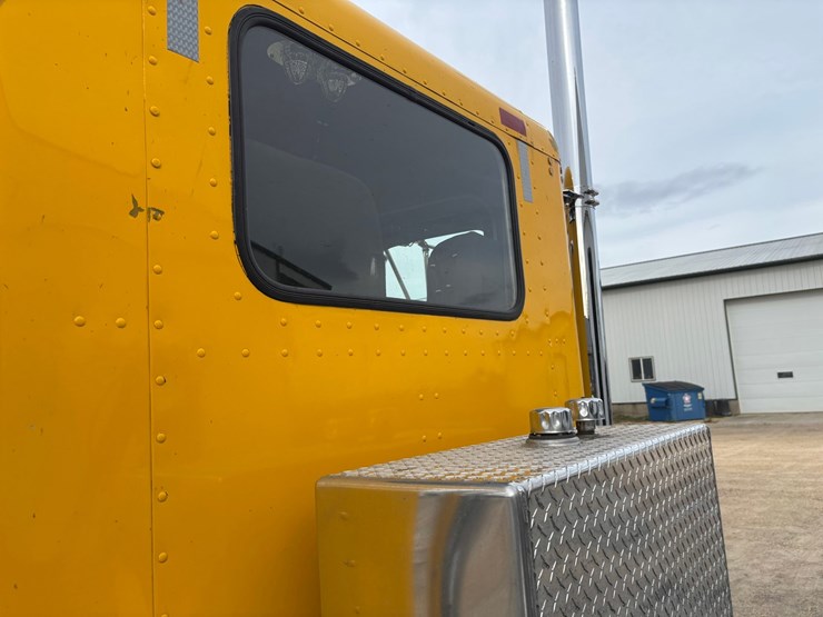 1982-peterbilt-359-image-17