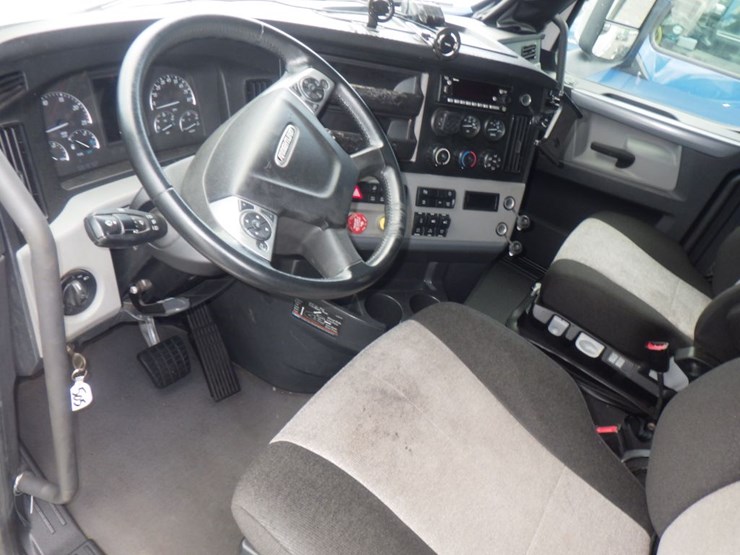 2022-freightliner-cascadia-126-image-19
