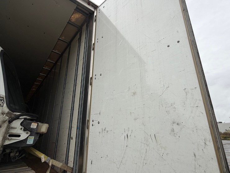 #1666-•-2012-freightliner-moving-box-truck-image-33