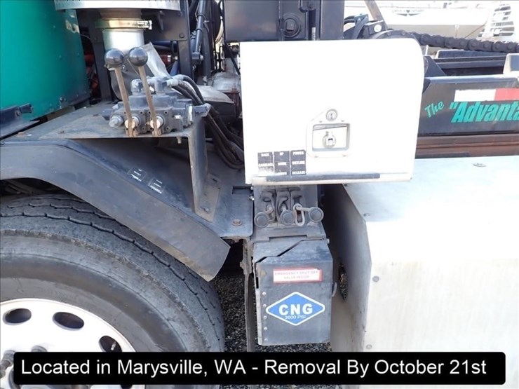 2016-peterbilt-320-image-6