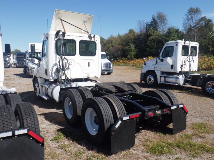 2019-freightliner-cascadia-126-image-13