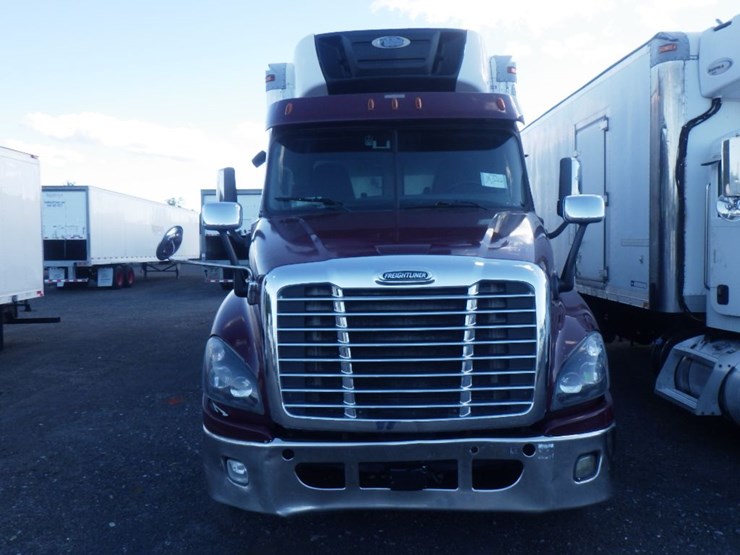 2017-freightliner-cascadia-113-image-2