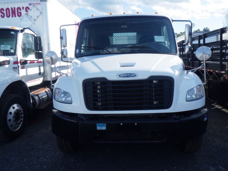 2020-freightliner-m2-106-image-2