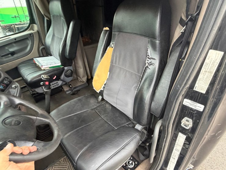 #1659-•-2012-freightliner-cascadia-sleeper-cab-truck-tractor-image-40