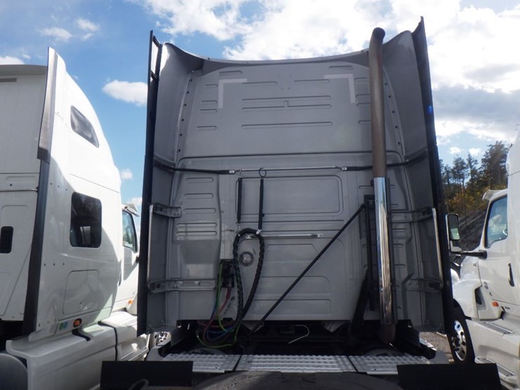2022-volvo-vnl860-image-10