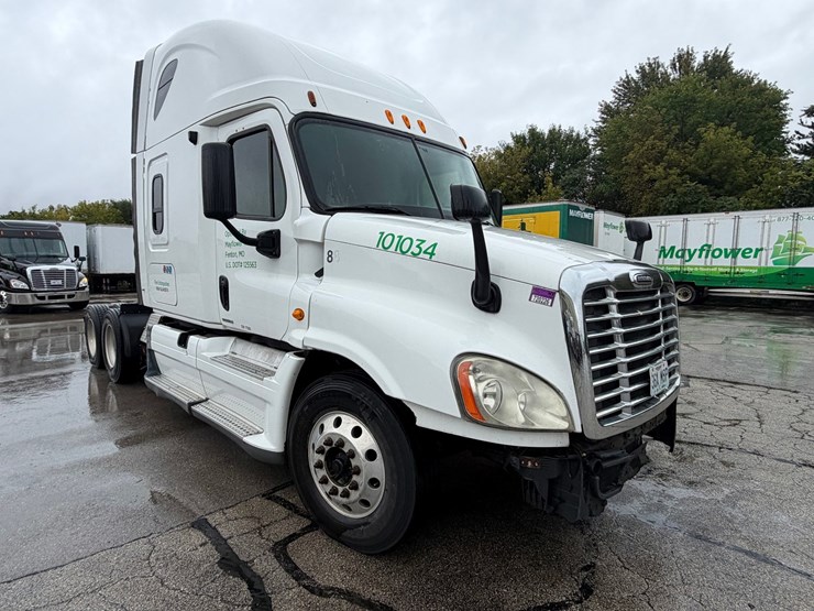#1669-•-2009-freightliner-cascadia-sleeper-cab-truck-tractor-image-7
