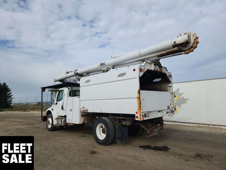 2016-freightliner-m2-106-image-3
