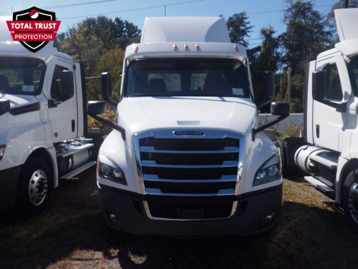 2022-freightliner-cascadia-126-image-2