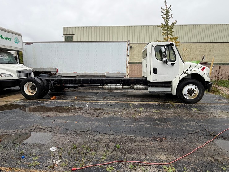 #1667-•-2016-freightliner-m2-cab-and-chassis-image-6
