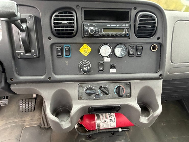 #1667-•-2016-freightliner-m2-cab-and-chassis-image-41