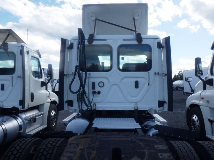 2018-freightliner-cascadia-125-image-10