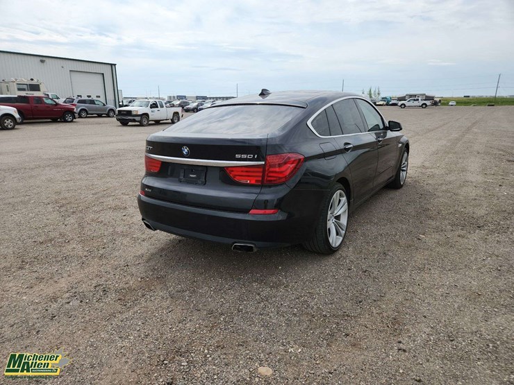 2013-bmw-5-series-550i-gt-xdrive-4dr-sedan-image-4