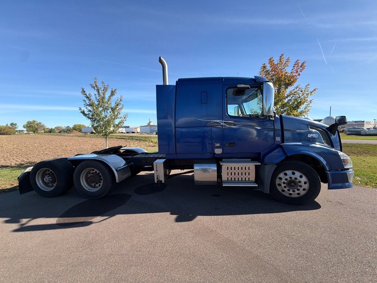 #1849-•-2015-volvo-vnl62-sleeper-cab-truck-tractor-image-4