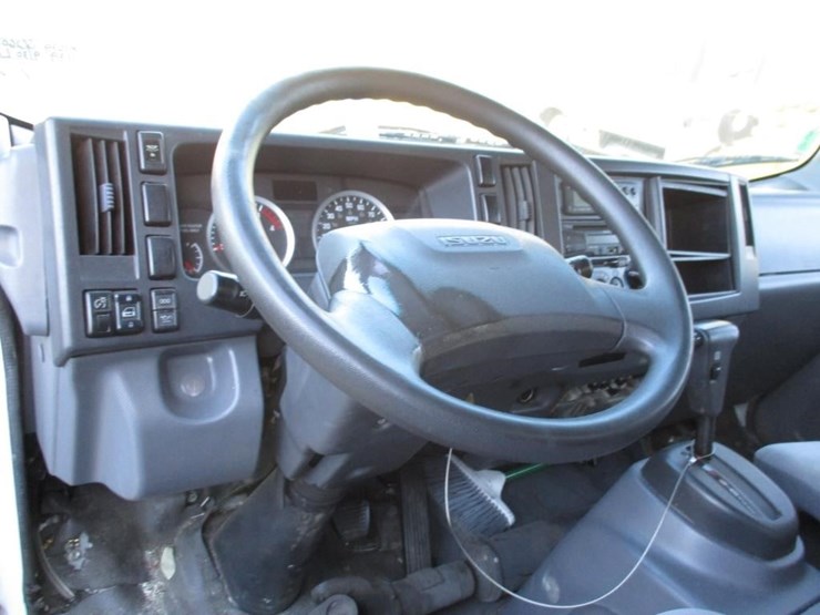 2016-isuzu-nqr-image-11