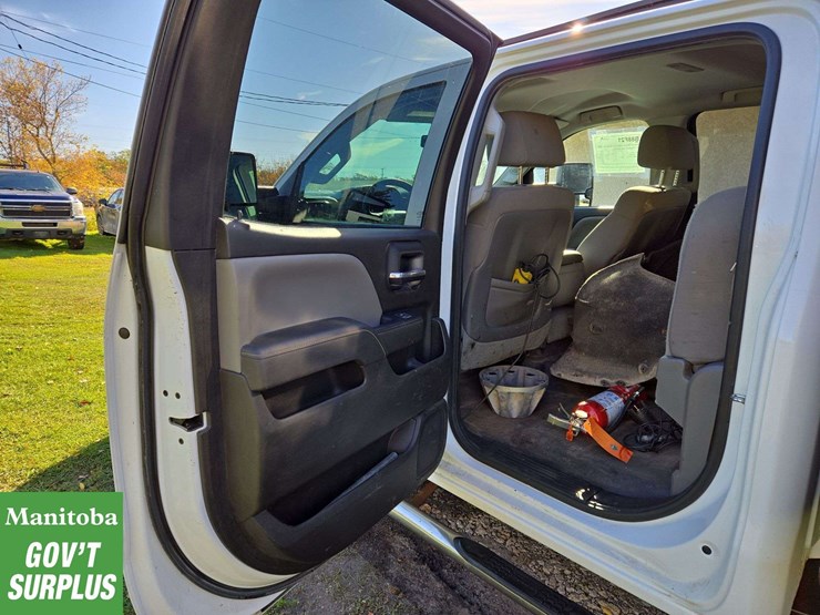 2015-chevrolet-3500-image-16