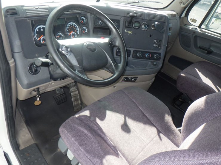 2017-freightliner-cascadia-125-image-15