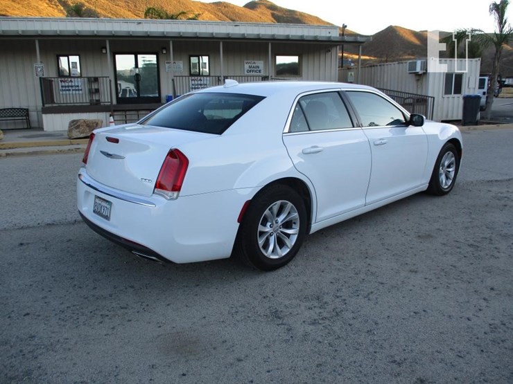 2021-chrysler-300-image-3