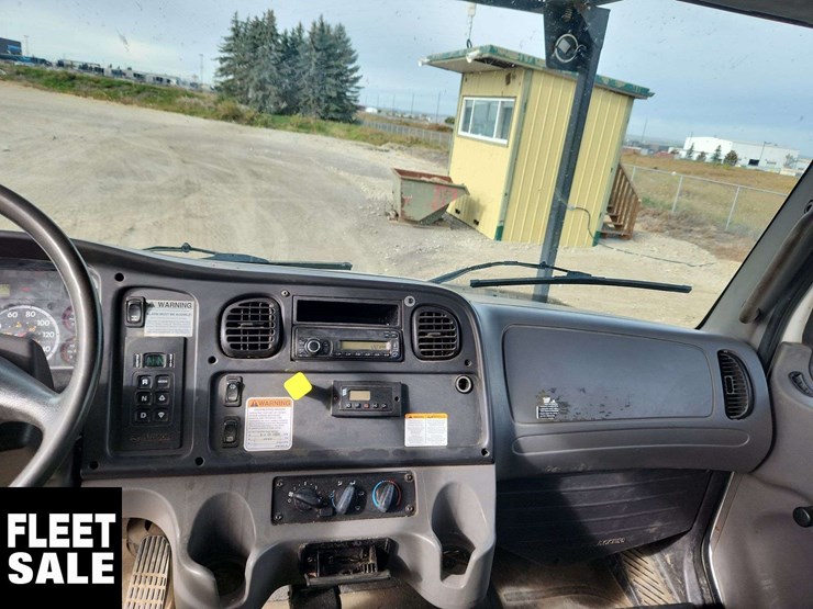 2016-freightliner-m2-106-image-17