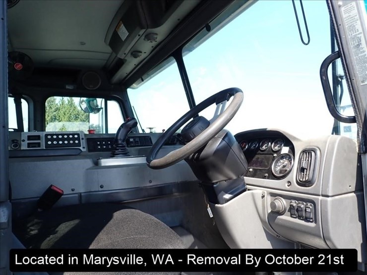 2017-peterbilt-320-image-6