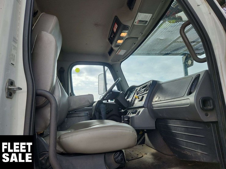 2016-freightliner-m2-106-image-16
