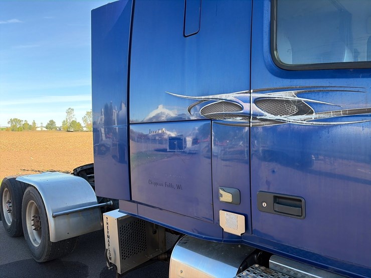 #1849-•-2015-volvo-vnl62-sleeper-cab-truck-tractor-image-15