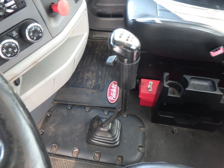 2015-peterbilt-579-image-17