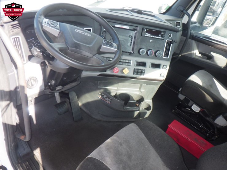 2021-freightliner-cascadia-126-image-15