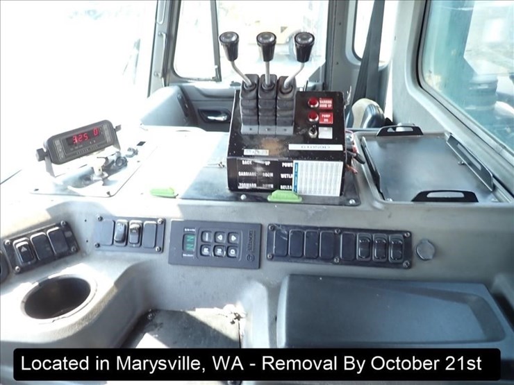 2016-peterbilt-320-image-15