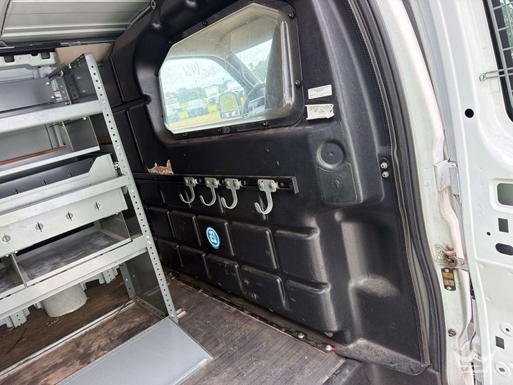2018-chevrolet-express-2500-image-30