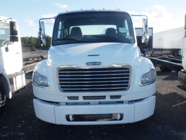 2018-freightliner-m2-106-image-2