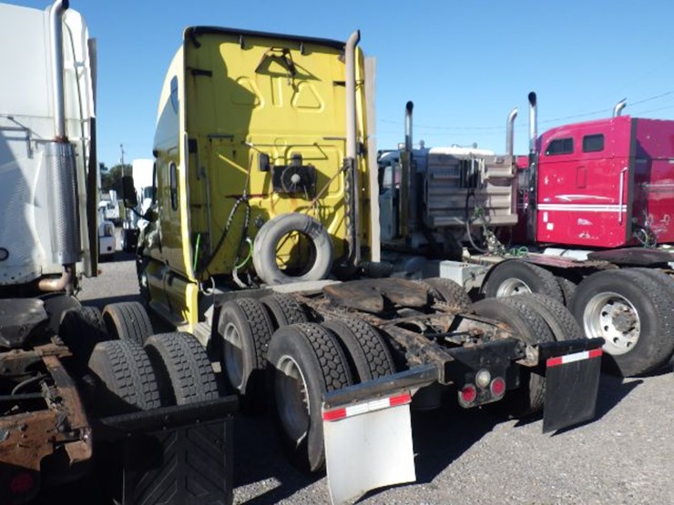 2010-freightliner-cascadia-125-image-17