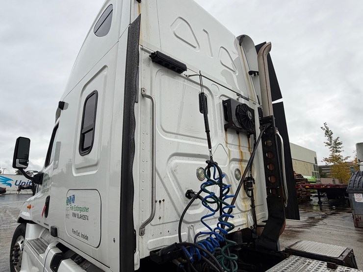 #1669-•-2009-freightliner-cascadia-sleeper-cab-truck-tractor-image-18