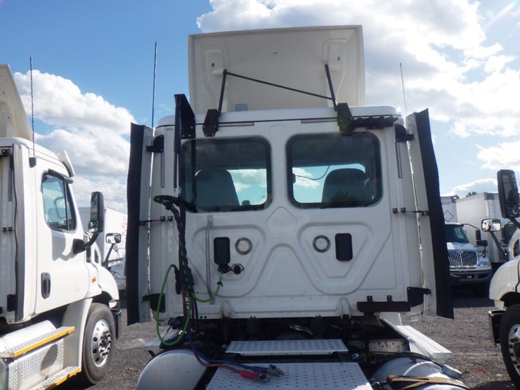 2017-freightliner-cascadia-113-image-8