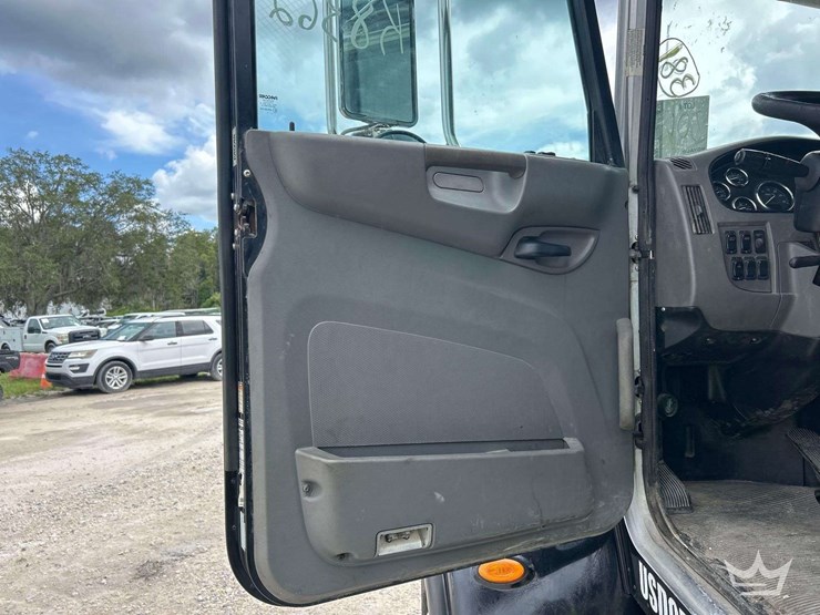 2015-peterbilt-348-image-41